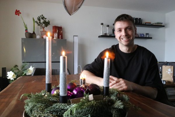 Curtis Preß mit dem Adventskranz in seiner aktuellen Wohnung. Als Fünfjähriger hat er einen solchen Adventskranz brennen sehen und Schlimmeres verhindert. - © Alexandra Schaller