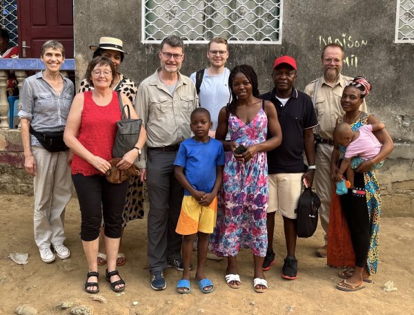 Im Februar war Dr. Volker Malinowski (Vierter von links) mit weiteren Vereinsmitgliedern in Kamerun. - © Heart for Cameroon