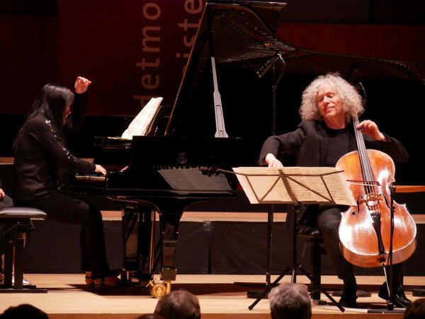 Ein kammermusikalisches Feuerwerk: Die kanadische Pianistin Connie Shih und der britische Cellist Steven Isserlis brillieren im Meisterkonzert in Perfektion. - © Thomas Krügler