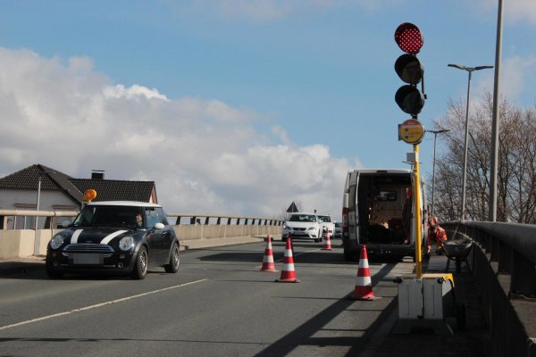 Während der Bauarbeiten wird der Verkehr per Baustellenampel geregelt und abwechselnd an den Arbeitern vorbei geführt. Es bilden sich Schlangen auf beiden Seiten, das große Verkehrschaos bleibt aber aus. Auch weil die Stadt im Vorfeld versprochen hatte, die Bauaubeiten während der Stoßzeiten ruhen zu lassen, damit der Verkehr parallel fließen kann. - © Carolin Brokmann-Förster