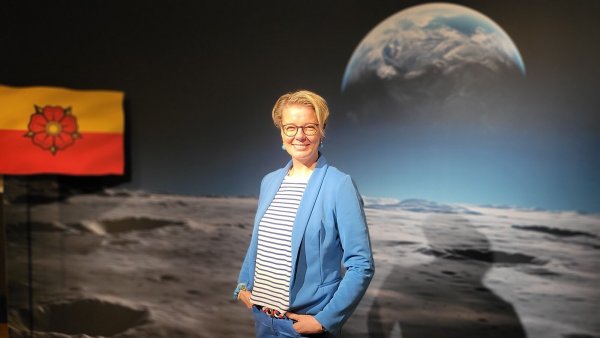 Gar nicht abgehoben: Silvia Herrmann hat die Leitung für das Weserrenaissance-Museum Schloss Brake übernommen. - © Katrin Kantelberg