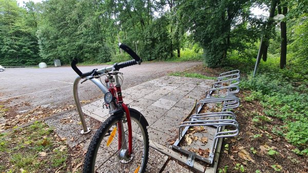 Der Parkplatz unterhalb des Sportplatzes in Schwelentrup soll erweitert werden, damit die Besucher auch ausreichend Stellflächen zur Verfügung haben und nicht an der kurvenreichen und schmalen Sternberger Straße parken müssen. - © Nadine Uphoff