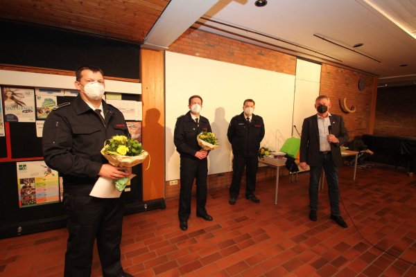 Staffelübergabe: Robin Brand (Zweiter von links) ist neuer Chef der Freiwilligen Feuerwehr Extertal. Er übernimmt das Amt von Mike Bartels (Zweiter von rechts). Brands Vize ist Axel Hoßbach (links). Ihnen gratuliert Bürgermeister Frank Meier. - © Jens Rademacher