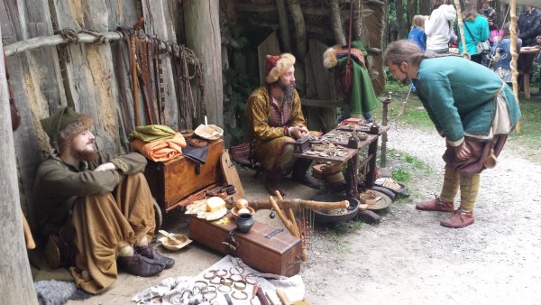 Auf dem Wikingermarkt bieten die Darsteller im Freilichtmuseum ihre handgemachten Waren an.  - © Archäologisches Freilichtmuseum Oerlinghausen