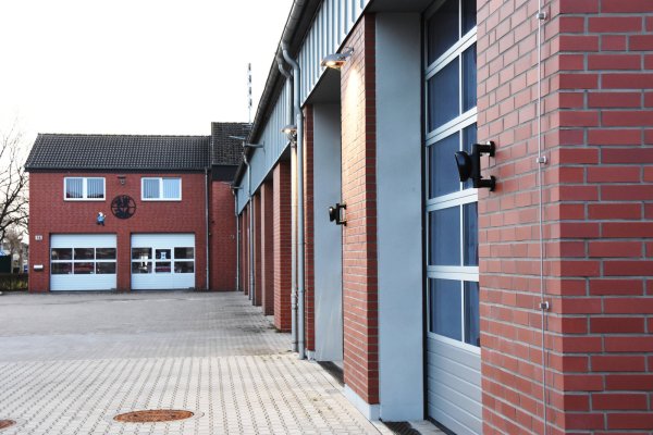 Die Feuerwache in Augustdorf. Dank einer neuen Vereinbarung zur Zusammenarbeit im Brandschutz sollen die Einsatzkräfte künftig Unterstützung aus Pivitsheide erhalten. - © Raphael Bartling