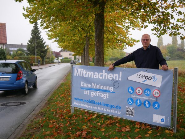Gerhard Reineke, Radverkehrsbeauftragter der Alten Hansestadt Lemgo, informiert mit Bannern über die Umfrage. - © Alte Hansestadt Lemgo
