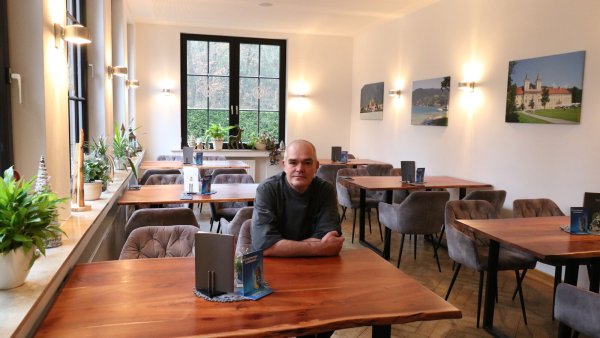 Marko Werner in seinem Restaurant "Forstfrieden" in Hiddesen. - © Alexandra Schaller