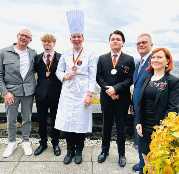 Stolz auf das Abschneiden bei den Deutschen Jugendmeisterschaften: Dehoga-Lippe-Präsident Holger Lemke (zweiter von rechts) mit den erfolgreichen Auszubildenden Marvin Ernst, Vivien Steinmair und Maximilian Christoph (alle mit Medaille, von links) sowie den Betreuern Arnaud Brun (links) und Anna-Katharina Lemke (rechts). - © Dehoga Lippe