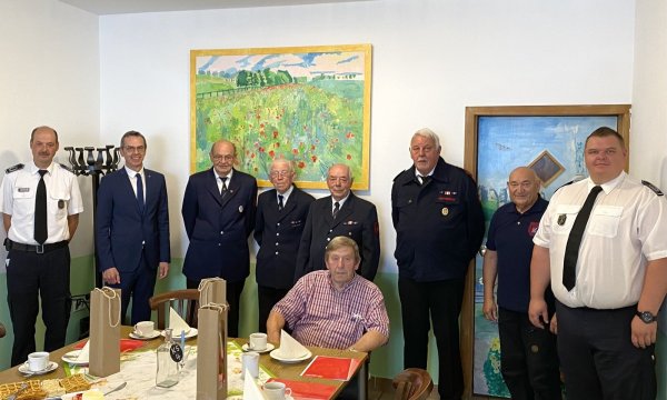 Wehrführer Mike Mundhenke (rechts) und sein Stellvertreter Kai Uwe Deilke (von links) sowie Bürgermeister Jörg Bierwirth zeichnen Heinz Deilke, Werner Loke, Friedel Moll, Wilfried Mundhenke, Manfred Briese und Fritz Brokmeier (vorne sitzend) für ihre langjährige Mitgliedschaft bei der Freiwilligen Feuerwehr der Stadt Schieder-Schwalenberg aus. - © Stadt Schieder-Schwalenberg