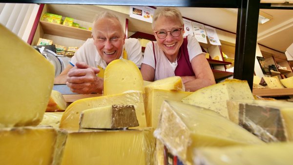 Die Hüter über ganz viel Käse: Manfred und Kerrin Deppe führen 200 unterschiedliche Käsesorten im Angebot. - © Jörg Hagemann