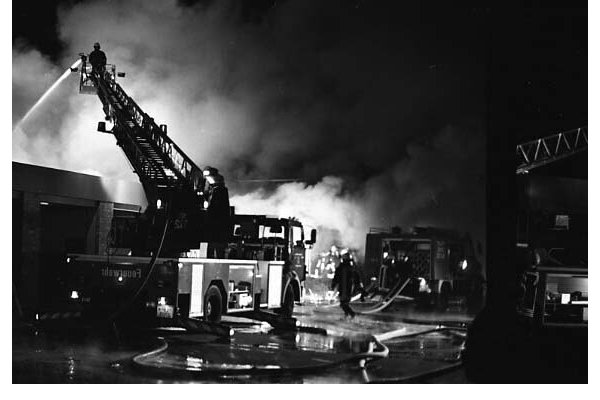 90 Einsatzkräfte mit drei Drehleitern versuchten, den Brand zu löschen. - © Sabine Kubendorff