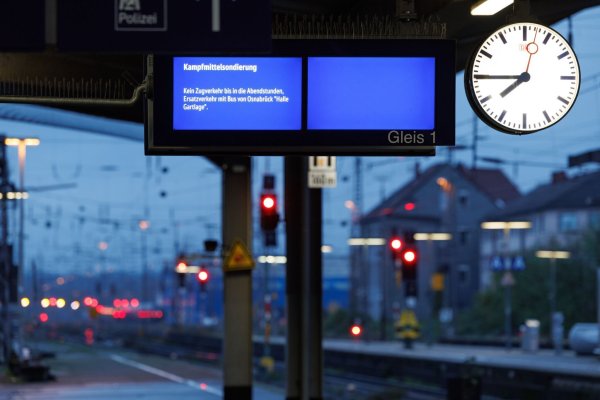 Blick auf eine Anzeigentafel an einem Gleis des abgesperrten Hauptbahnhofs in Osnabrück, wo wegen eines Bombenverdachts 14.000 Menschen ihre Wohnungen verlassen müssen. - © Friso Gentsch/dpa