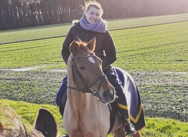 Annina Weier (31) auf ihrem Pferd. Das Tier wurde am Donnerstag auf der Straße angefahren und verendete am Unfallort. - © Annina Weier