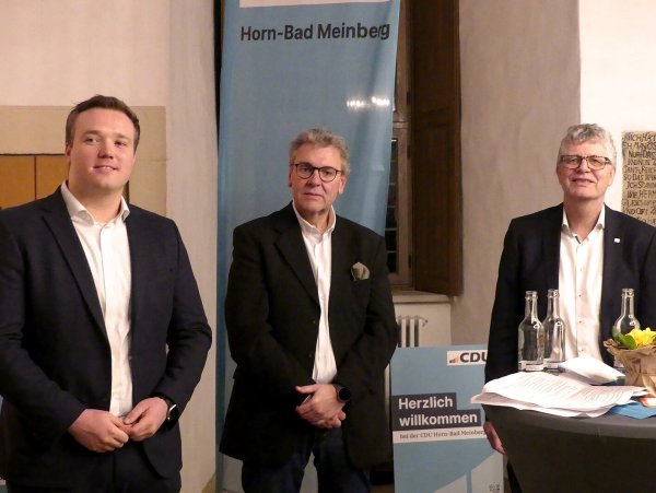 Die drei Kandidaten stellten sich vor (von links): Michael Ruttner für das Bürgermeisteramt in Horn-Bad Meinberg, Meinolf Haase für das Amt des Landrats in Lippe sowie Christian Haase, Kandidat für die Wahl zum Deutschen Bundestag. - © Rudi Rudolph