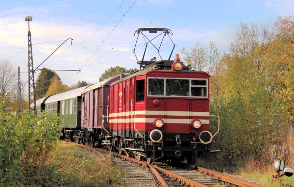 Gin aus Humfeld wird am Samstag, 13. April, bei einer Fahrt des Extertaler Museumszugs mit der Elektrolok E22 verkostet. - © Michael Rehfeld