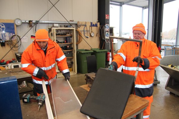 Konstantiyn Shendryk (links) und Aleksander Dihl haben eine Arbeit auf dem Recyclinghof und nehmen hier gerade einen Stuhl auweinander, um die Wertstoffe zu trennen. Hermann Hibbeler hatte die Arbeitgemeinschaft Arbeit mitbegründet. - © Archivfoto: Cordula Gröne