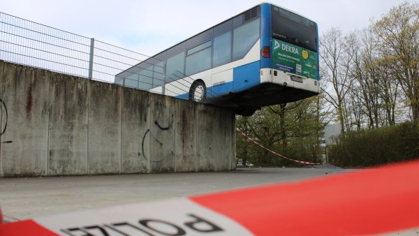 Nachdem der Bus den Zaun durchbrochen hatte, blieb er hängen. - © Kyrill von Matuschka
