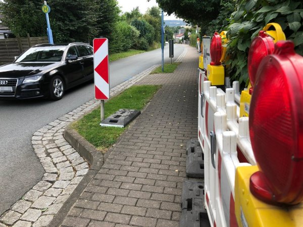 Die Schilder für die am Montag beginnende Baustelle an der Kirchheider Ortsdurchfahrt stehen schon. - © Till Brand