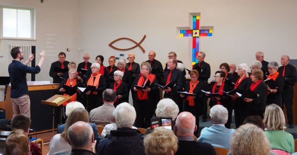 Die Sänger und Sängerinnen erhalten beim Konzert viel Beifall. - © Gemischter Chor Leopoldstal