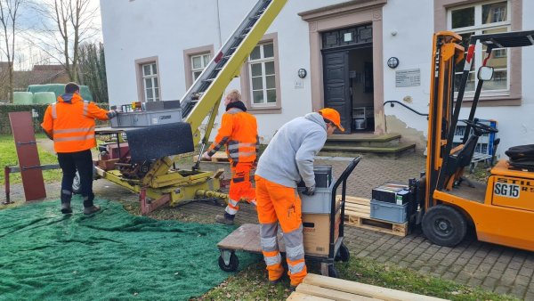 Die Männer des Bauhofes transportieren all die Akten des Fachbereichs vom Palais ins Schloss. Und damit niemand die Tonnen Papier per Hand die enge Treppe heruntertragen muss, hat ein benachbarter Dachdeckerbetrieb ausgeholfen. - © Marianne Schwarzer