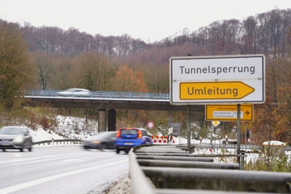 Die Tunnelstraße in Oerlinghausen ist für turnusgemäße Wartungs- und Prüfarbeiten gesperrt. Allerdings wurde die Umleitung schon früher in Kraft gesetzt, als vom Landesbetrieb Straßenbau eigentlich angeordnet. - © Freitag TV