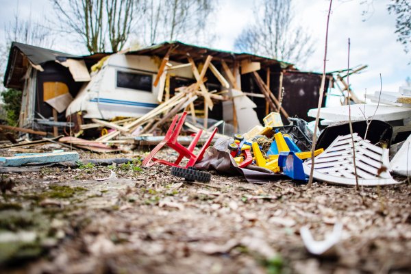 Ein Kinderstuhl und Kinderspielzeug liegen vor der zum Teil bereits abgerissenen Parzelle des mutmaßlichen Täters auf dem Campingplatz Eichwald im Ortsteil Elbrinxen. Inzwischen ist hier schon längst nichts mehr zu sehen. - © Guido Kirchner/dpa