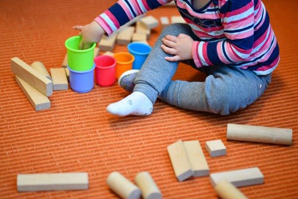 Eine Erzieherin berichtet, dass die städtischen Kindergärten in Lage alle unterschiedlich mit der Corona-Situation umgehen. - © dpa
