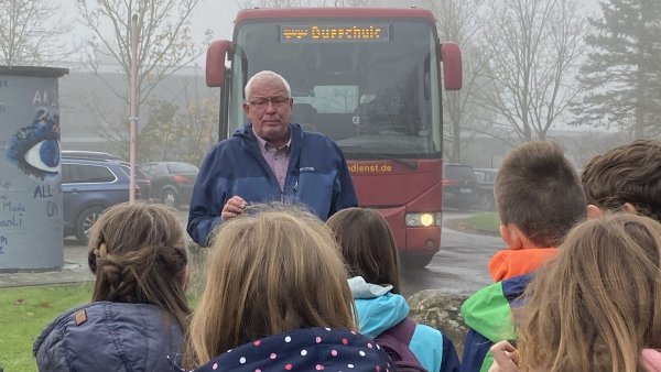 Jörg Brinn hat den Bus mitgebracht, so dass die Kinder seine Tipps gleich anwenden können. - © Johannes-Gigas-Schule