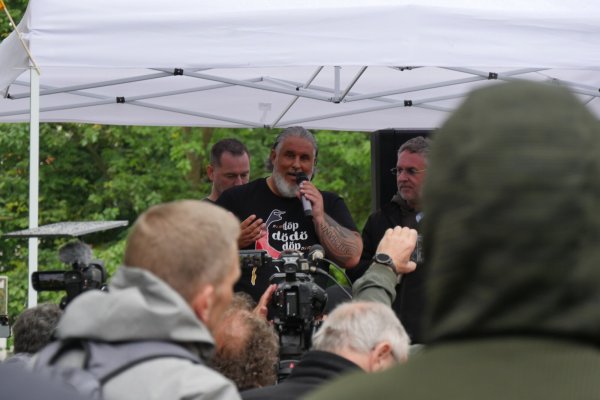 Tim Kellner spricht nach dem Urteil zu seinen Anhängern auf dem Kaiser-Wilhelm-Platz. - © Janet König