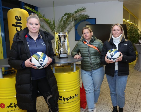 SpVg-Hagen-Hardissen-Power mit (von links) Charlene Liesegang, Kristina Haase und Kathleen Haase. - © Paul Cohen