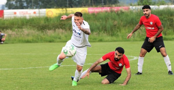 Helpups Konrad Maca nimmt Fahrt auf und zieht an den beiden Wüstener Gegenspielern vorbei. - © Oliver König