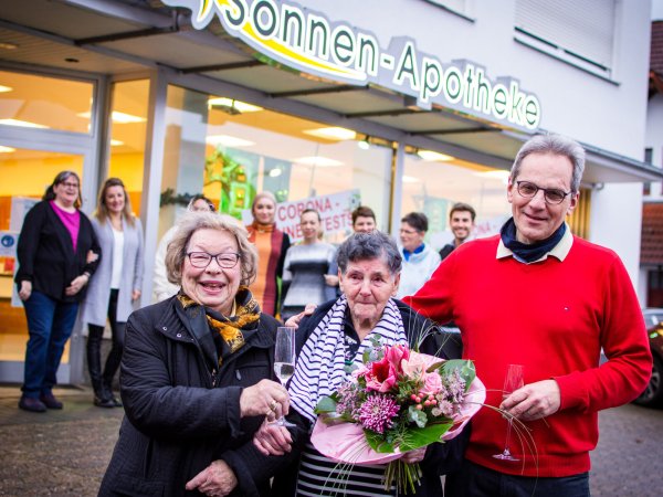 Hildegard König (Mitte) sagt ihren Kollegen aus der Sonnen-Apotheke nach 52 Jahren Adieu. Von ihrer früheren Vorgesetzten Sibylle Müller und dem jetztigen Inhaber Gunnar Müller gibt es zum Abschied die besten Wünsche. - © Raphael Bartling