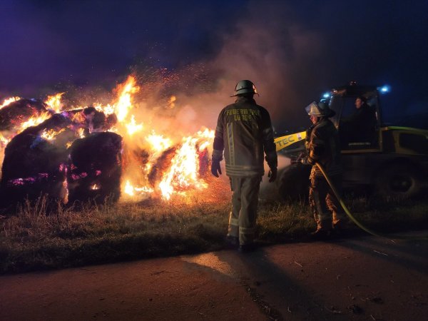 Auf einem Feld zwischen Lügde und Bad Pymont haben Strohballen gebrannt. - © Marco Gröne