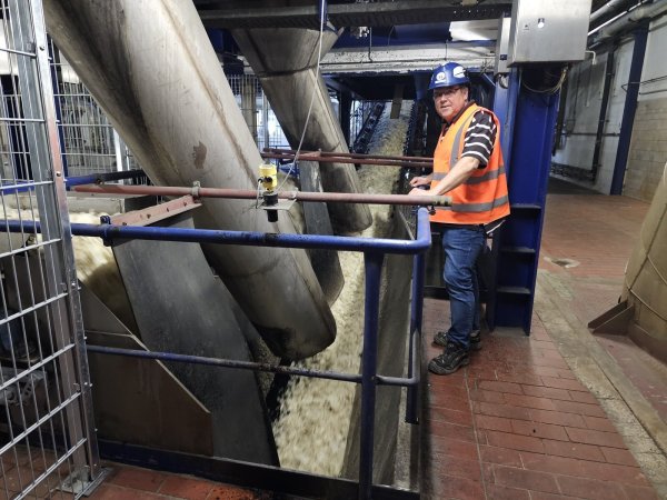 Regionalleiter Dr. Stefan Brinker führt durch die Produktion. Die Rüben-Pommes sind auf dem Weg in den Maischebehälter. - © Astrid Sewing