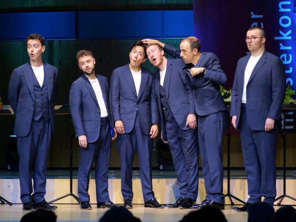 "Kleiner grüner Kaktus" mit Drehorgelmoment. Die King`s Singer brillieren voller Harmony und Ausdruckskraft mit Patrick Dunachie, Edward Button, Julian Gregory, Christopher Bruerton, NIck Ashby und Piers Connor Kennedy (von links). - © Thomas Krügler