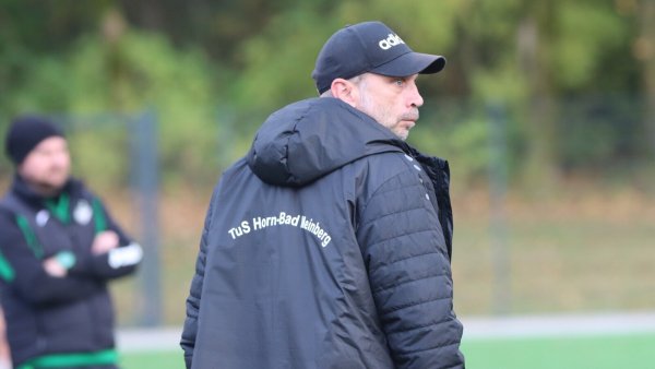 Thorsten Geffers vom TuS Horn-Bad Meinberg (vorne) und sein Trainer-Kollege Timo Welsandt verfolgen das Spitzenspiel im Eggestadion. - © Sebastian Lucas