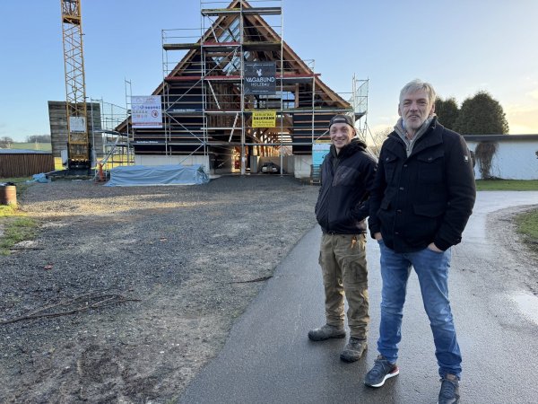 Bauherr Holm Wilmsmeier (rechts) und sein Mitarbeiter Kevin Pabich können es kaum erwarten, dass der neue Stall mit Hofladen und Schulungsräumen eingeweiht werden kann. - © Sandra Castrup