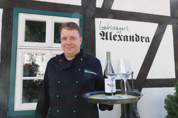Florian Landrichinger vor seinem Restaurant an der Unteren Mühlenstraße. - © Alexandra Schaller