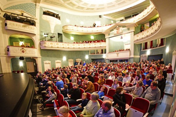 Volles Haus beim LZ-Weihnachtsmärchen im Landestheater. - © Nicole Ellerbrake