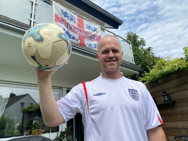 John Mathews aus Remmighausen hat ein Herz für den Fußball und die englische Nationalmannschaft. - © Sebastian Lucas