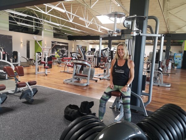 Noch vertreibt sich Buena Vista Bereichsleiterin Petra Kruse mit ihrer Hündin Josey die Zeit im Fitnessstudio. Ab Montag kriegen die beiden wieder Gesellschaft. - © Yannick Sonntag