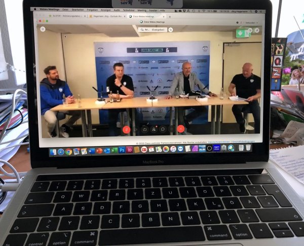 Auf Abstand: Mit der Videoschalte mit den Sponsoren zeigte der TBV Lemgo Lippe dennoch Nähe. Es informierten (von links) Trainer Florian Kehrmann, Geschäftsführer Jörg Zereike, Beiratsvorsitzender Herbert Vogel und Geschäftsführer Ulrich Kaltenborn. - © Jörg Hagemann