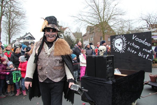 Dicht an dicht, wie beim Straßenkarneval Kalldorf – hier eine Aufnahme von 2018 –, wird es angesichts der Corona-Pandemie dieses Mal garantiert nicht zugehen. Erst 2022 wollen die Kalledonier wieder richtig aufdrehen. - © Till Brand