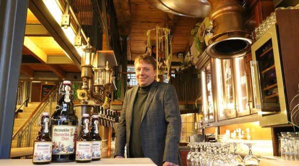 Florian Landrichinger steht im "Strate's Brauhaus". Das Thusnelda-Bier kommt bei den Gästen besonders gut an. - © Alexandra Schaller