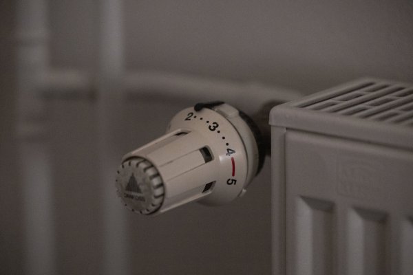 Die Gaspreise sind wegen des Krieges in der Ukraine gestiegen - viele Menschen setzen daher nicht mehr auf die normale Heizung, sondern auf elektrische Heizgeräte. - © Hannes P Albert (Symbolbild)