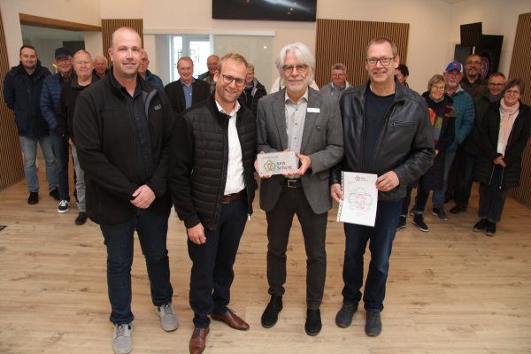 Der stellvertretende Vorsitzende des Ziegler- und Heimatvereins Selbeck Michael Deppe (von links), Bürgermeister Borris Ortmeier, Regionalbotschafter der Stiftung NRW Hans Feuß und der Vorsitzende des Ziegler- und Heimatvereins Selbeck Christof Pettenpohl freuen sich über die Förderung. - © Nadine Uphoff