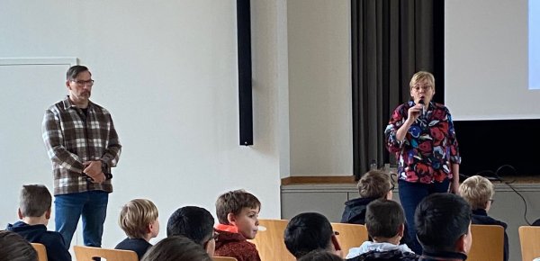 Sabine Schattenfroh und Arnd Begemann von der Kripo Detmold informieren die Lügder Schüler. - © Fotorechte: Johannes Gigas Schule