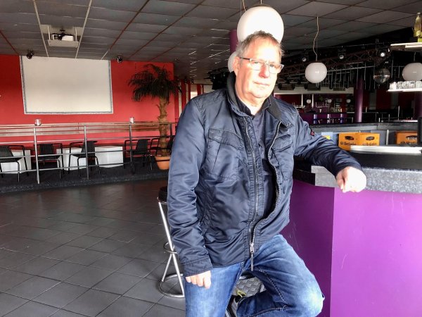 Peter Raupach sitzt an der Theke im Glashaus. Am 4. Dezember mussten alle Clubs und Diskotheken in Nordrhein-Westfalen schließen. - © Sven Kienscherf
