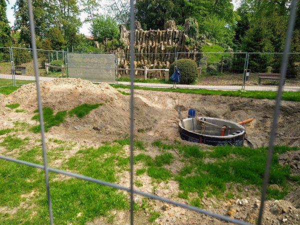 Die Wiese vor der Großen Kaskade ist zum Teil abgesperrt. Um die Pumpen- und Steuerungstechnik des Wasserspiels zu sanieren, musste der Bau- und Liegenschaftsbetrieb NRW einen Teil des Bodens abtragen. - © Yvonne Glandien