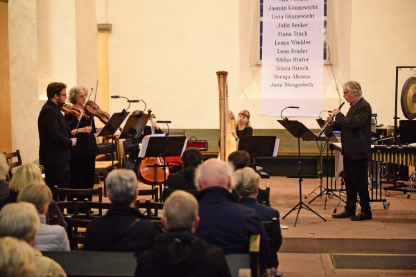 Rund 80 Besucher haben das Konzert "Vom Krieg zum Frieden" in Wöbbel besucht. - © Nicole Ellerbrake